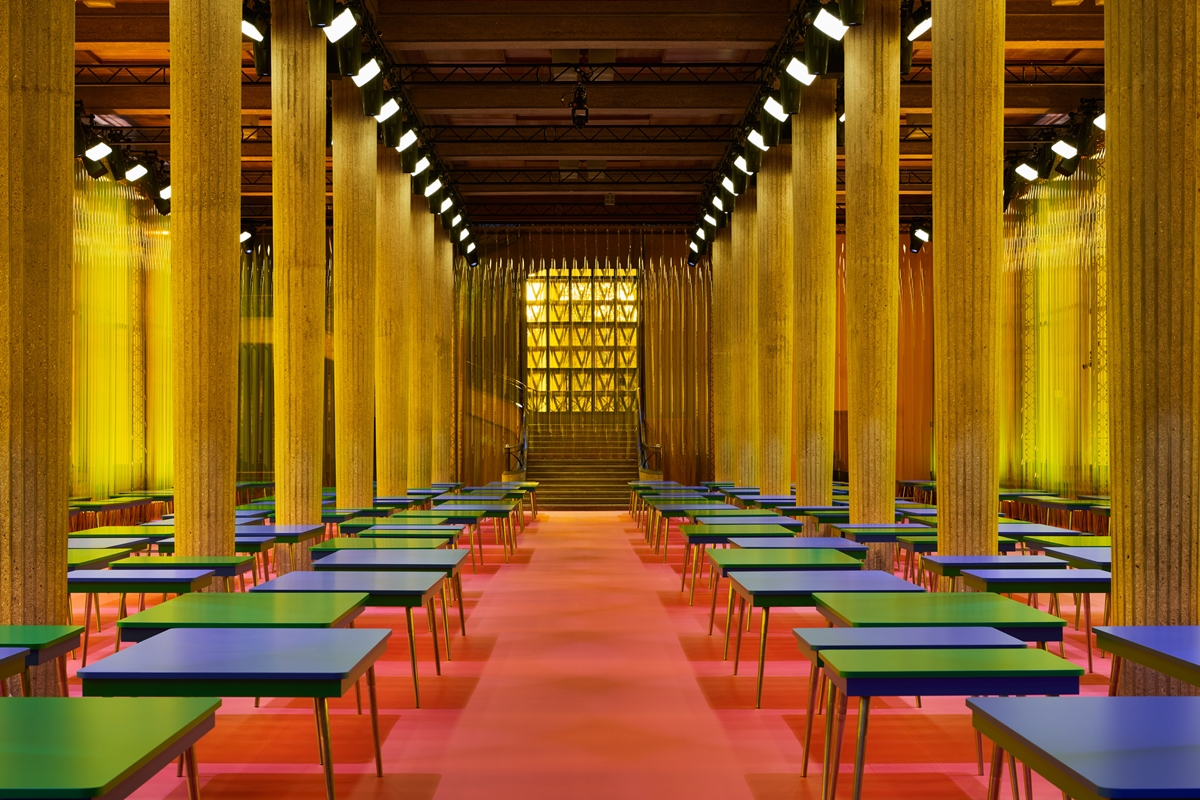 미우미우, 파리서 2026 S/S 컬렉션 공개… 여성의 ‘일’ 조명 1035-Image